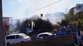 Ahşap evde yangın çıktı